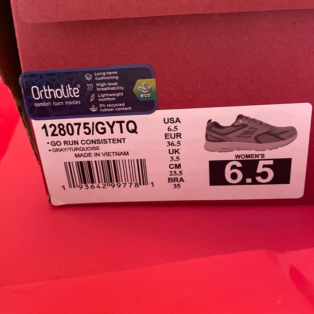 Skechers sneakers NIB